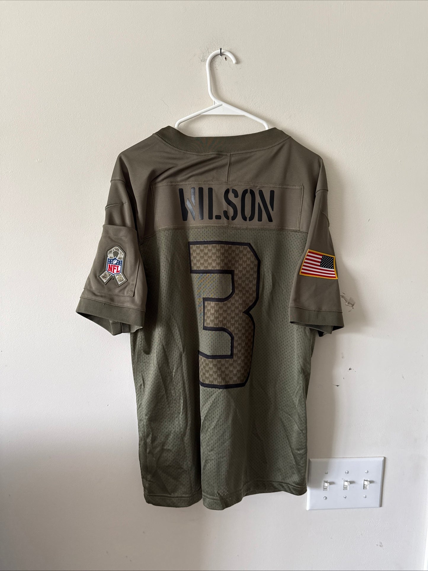 Men's Nike Russell Wilson #3 Seattle Seahawks Salute To Service Jersey Sz M RARE
