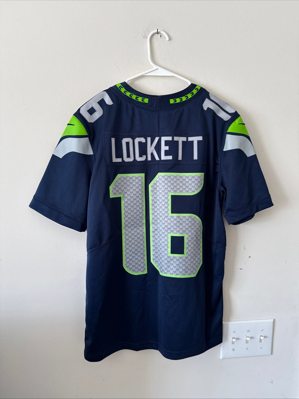 Men's Nike Tyler Lockett 16 Seattle Seahawks Vapor Lmtd NFL Jersey Sz M - RARE - Kyle’s Football Cards