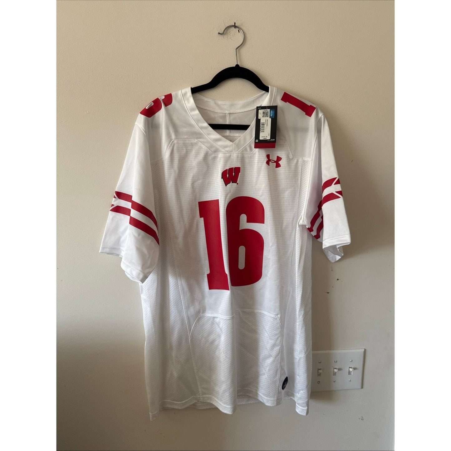 Men’s Under Armour Russell Wilson 16 Wisconsin Badgers Jersey Sz L - White NWT - Kyle’s Football Cards