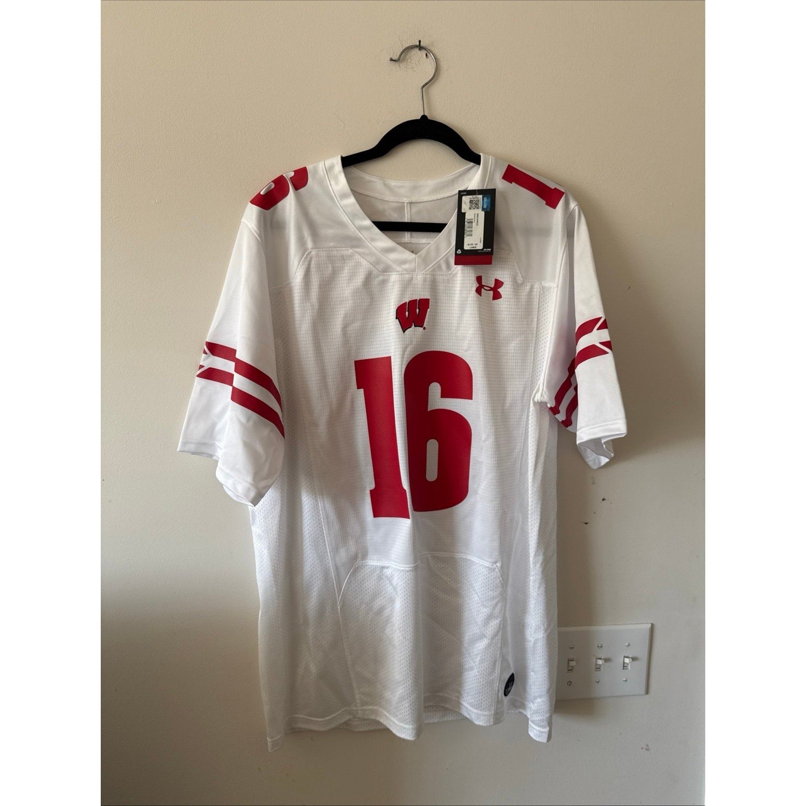 Men’s Under Armour Russell Wilson 16 Wisconsin Badgers Jersey Sz L - White NWT - Kyle’s Football Cards