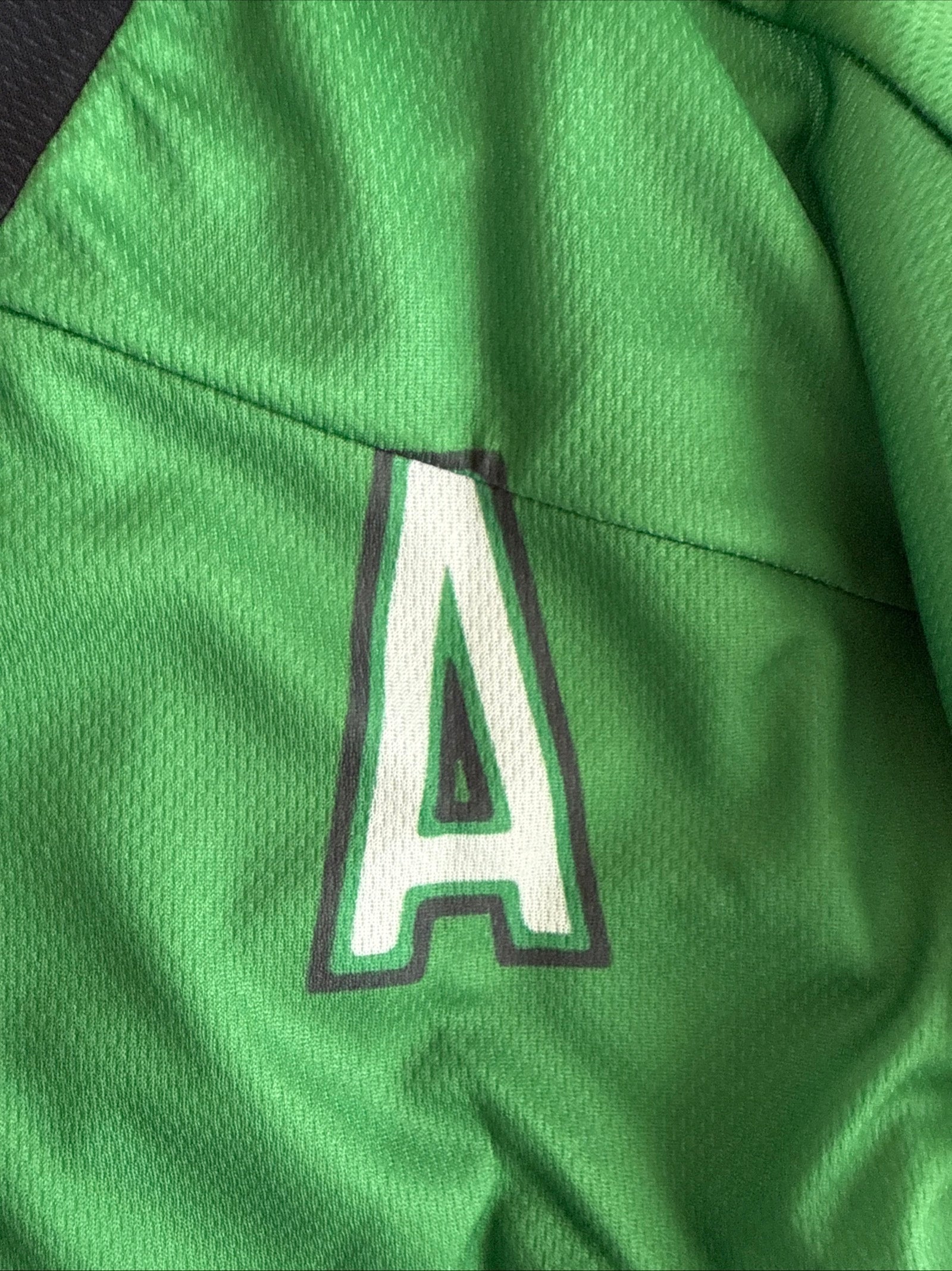 Men’s University Of North Dakota Fighting Sioux Toews 9 Jersey Sz L - Replica - Kyle’s Football Cards