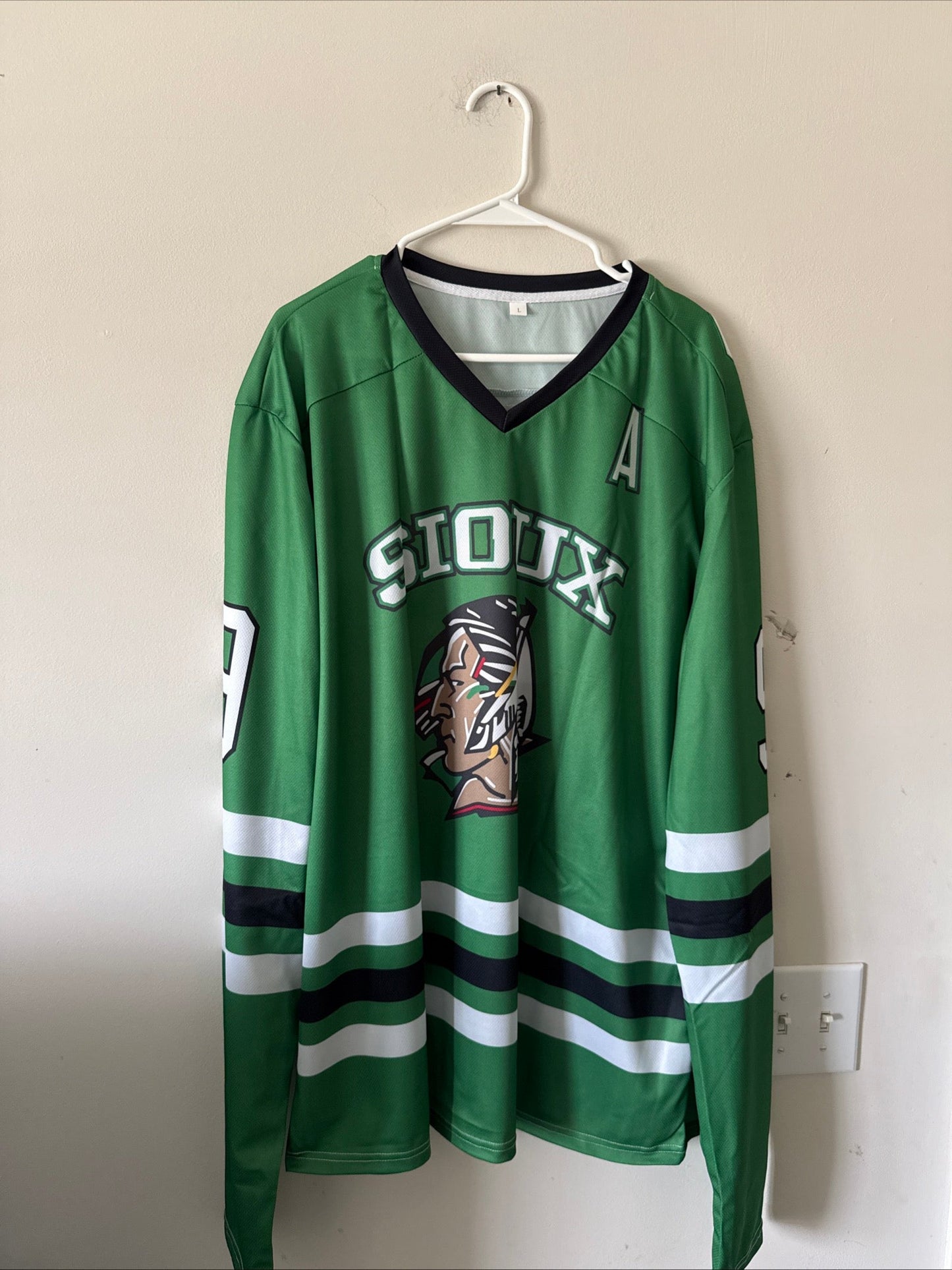Men’s University Of North Dakota Fighting Sioux Toews 9 Jersey Sz L - Replica - Kyle’s Football Cards