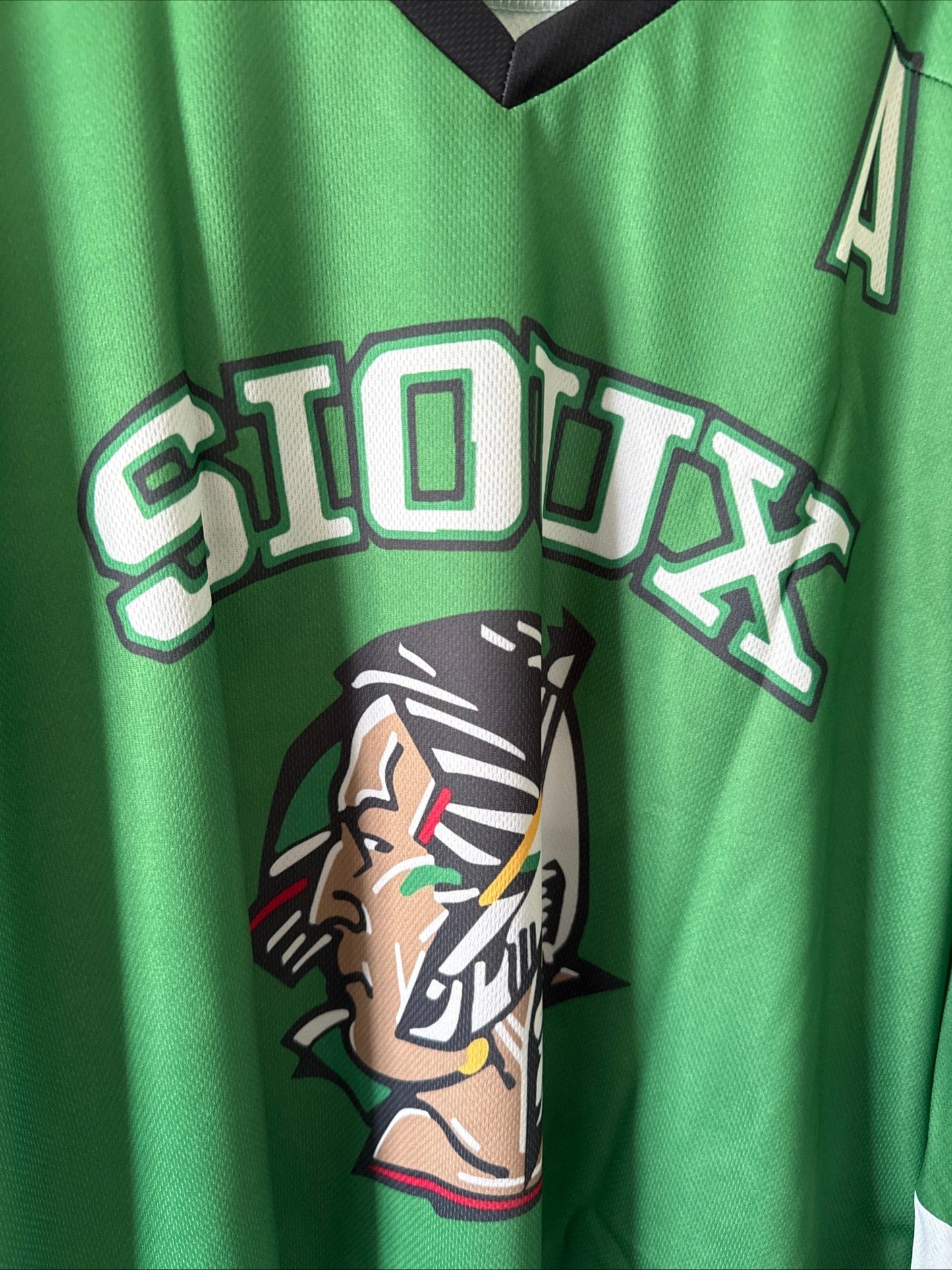Men’s University Of North Dakota Fighting Sioux Toews 9 Jersey Sz L - Replica - Kyle’s Football Cards