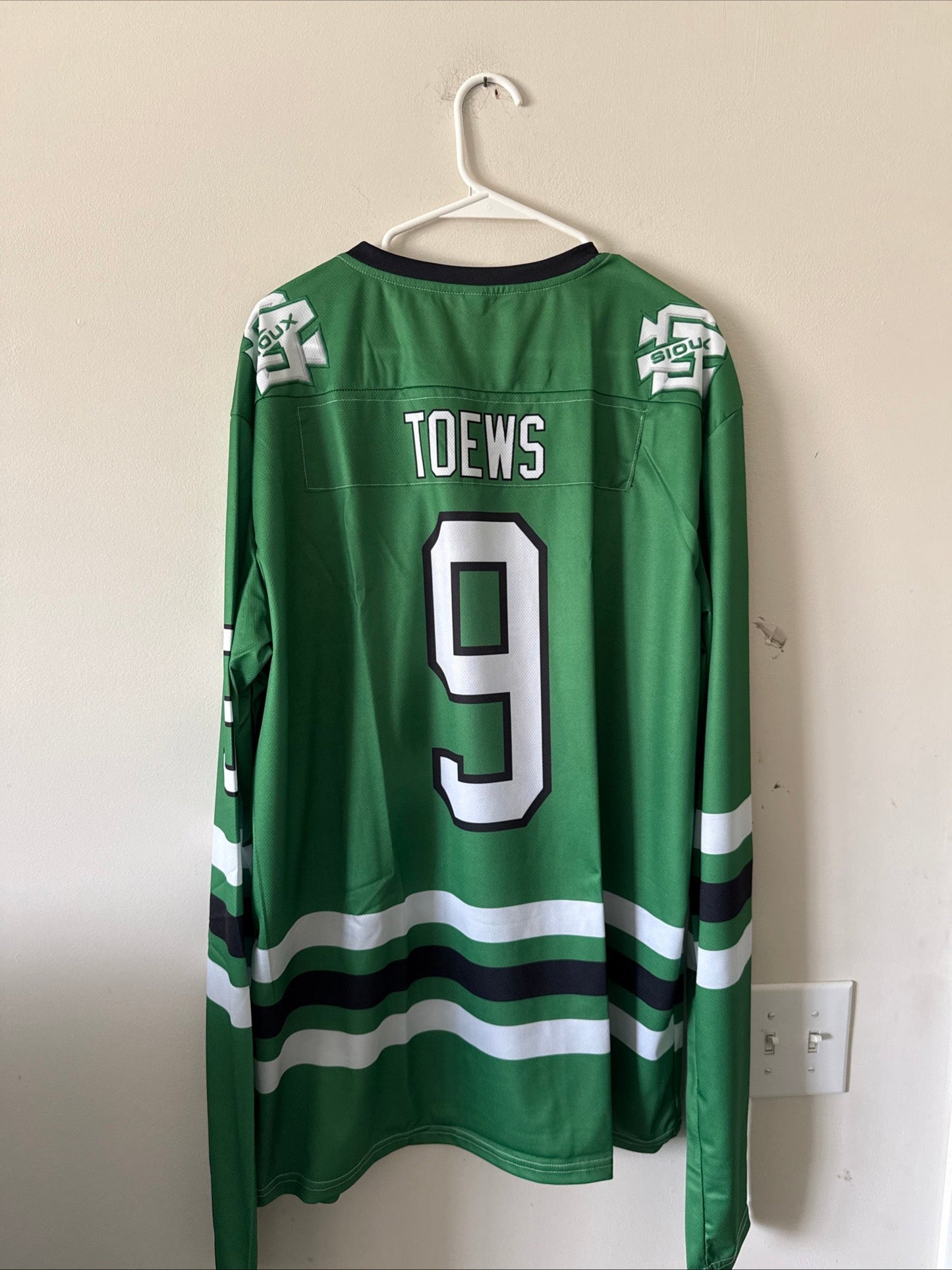 Men’s University Of North Dakota Fighting Sioux Toews 9 Jersey Sz L - Replica - Kyle’s Football Cards