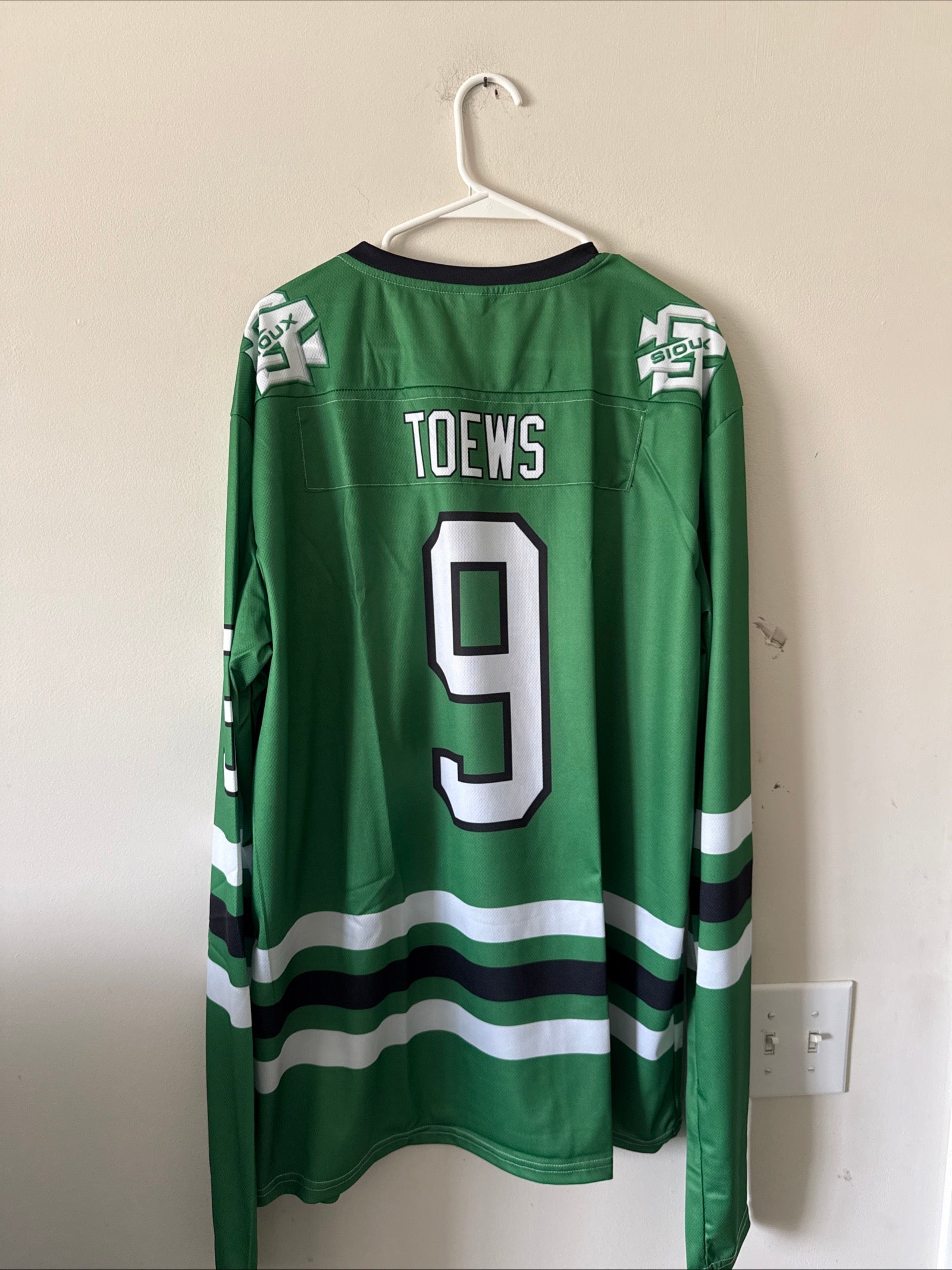 Men’s University Of North Dakota Fighting Sioux Toews 9 Jersey Sz L - Replica - Kyle’s Football Cards