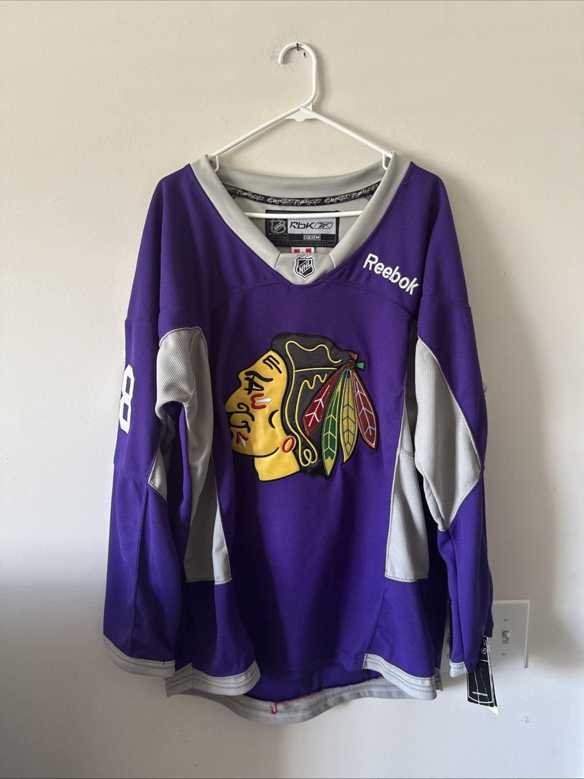 Men’s Patrick Kane #88 Blackhawks Hockey Fights Cancer Jersey Sz 50 - NWT RARE